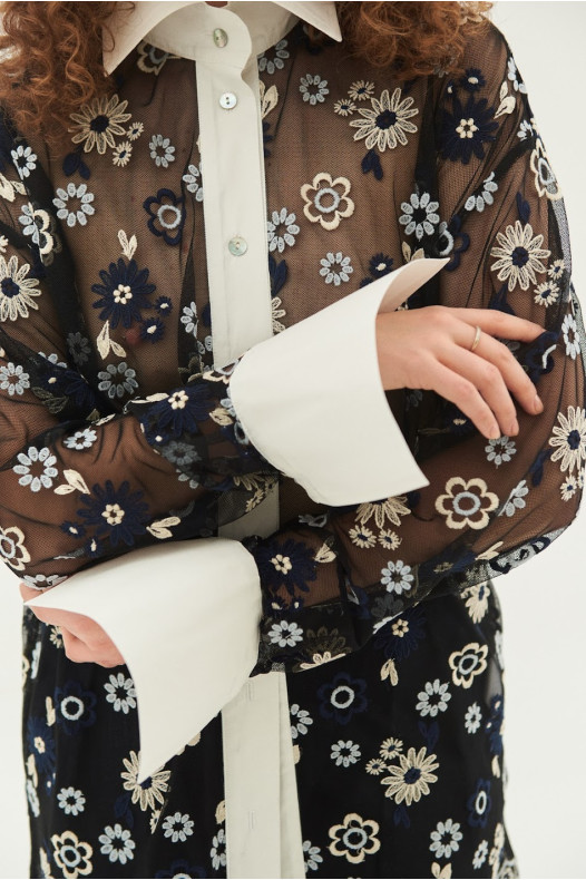 Темно-синее кружево, кремовые цветы 