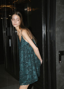 Платье летящего силуэта на тонких бретелях в длине мини фото 1232606