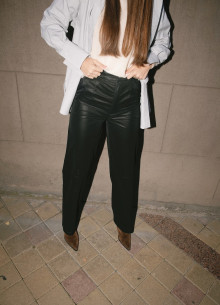 Брюки прямого кроя в экокоже фото 689