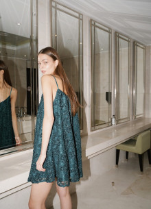 Платье летящего силуэта на тонких бретелях в длине мини фото 1232604