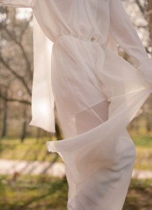 Платье с вырезом и бантом в длине макси из шелка фото 1232529