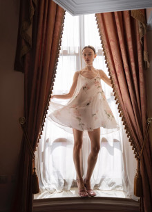 Платье летящего силуэта на тонких бретелях из шелка в длине мини фото 1232622