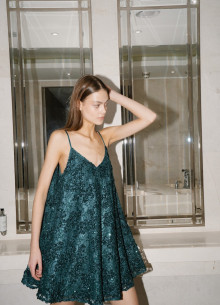 Платье летящего силуэта на тонких бретелях в длине мини фото 688